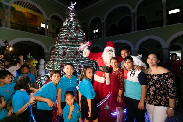 Encienden el árbol navideño en Palacio de Gobierno
